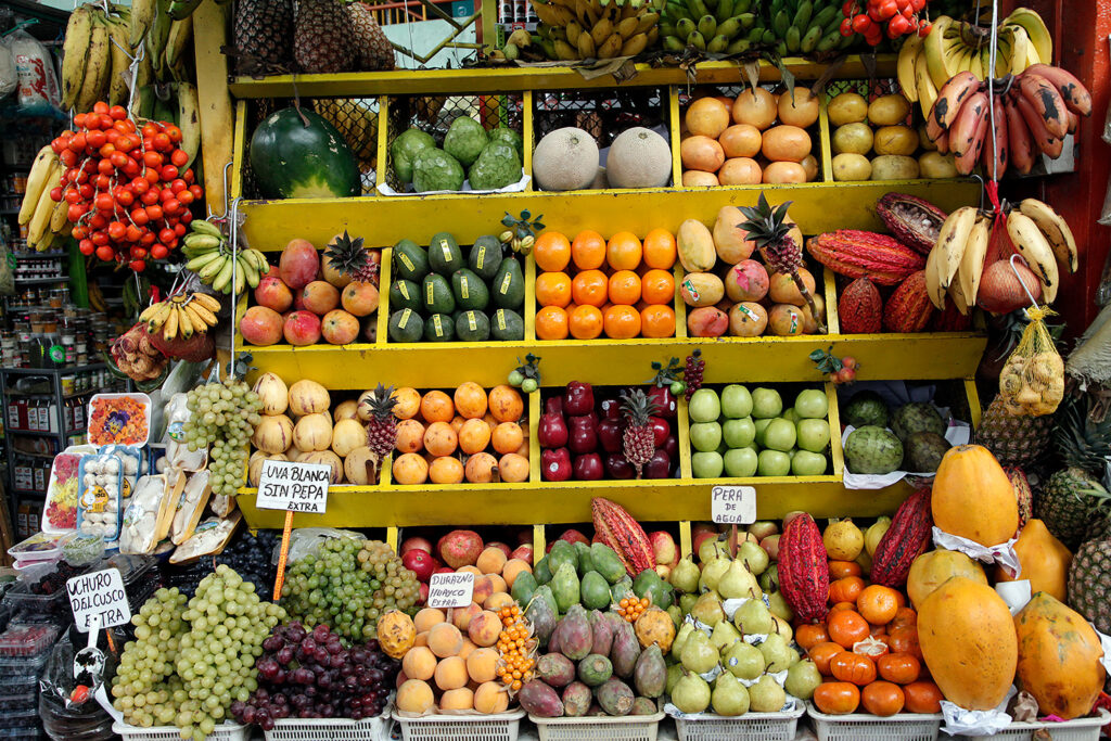 Frutas en un mercado de Lima